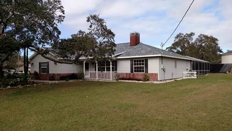 House in Central Florida with new roof installed by the local roofing company; Alan's Roofing.