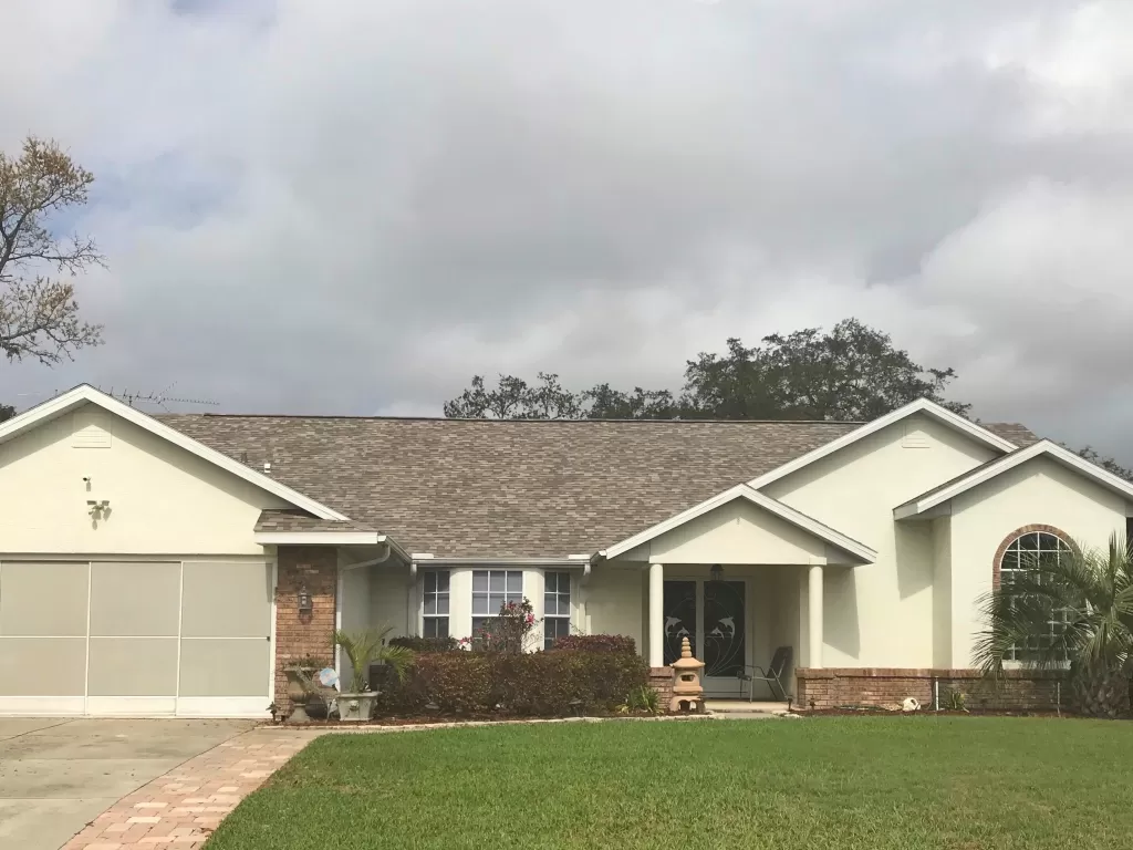 A home near Orlando with a new roof installed by the local roofing company; Alan's Roofing.